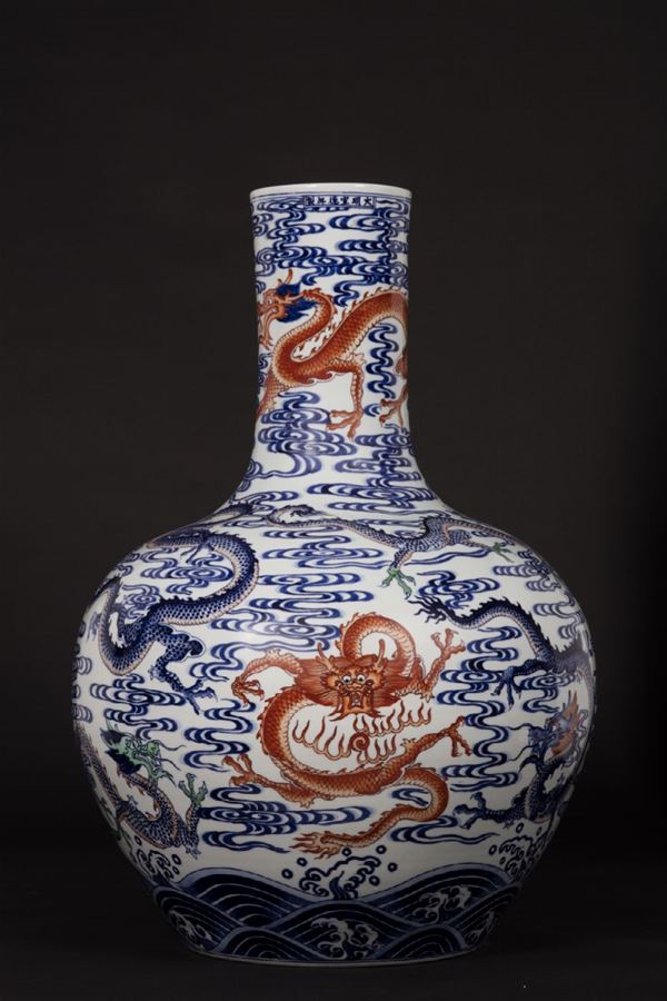 Vaso in porcellana a smalti policromi con dragoni tra le nuvole, Cina, XX secolo