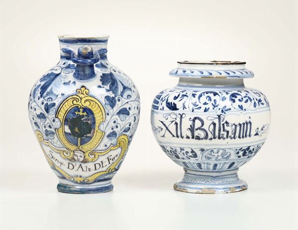 Orciolo e vaso da farmacia Alla maniera di Montelupo e della Liguria, XX secolo