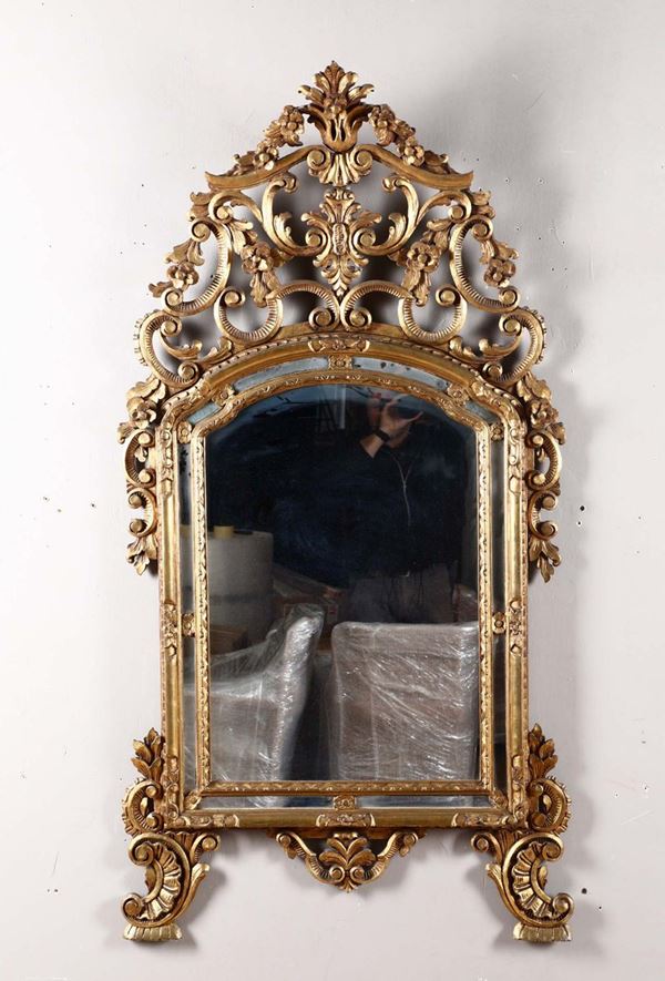 Specchiera in stile Luigi XV in legno intagliato e dorato, XIX-XX secolo