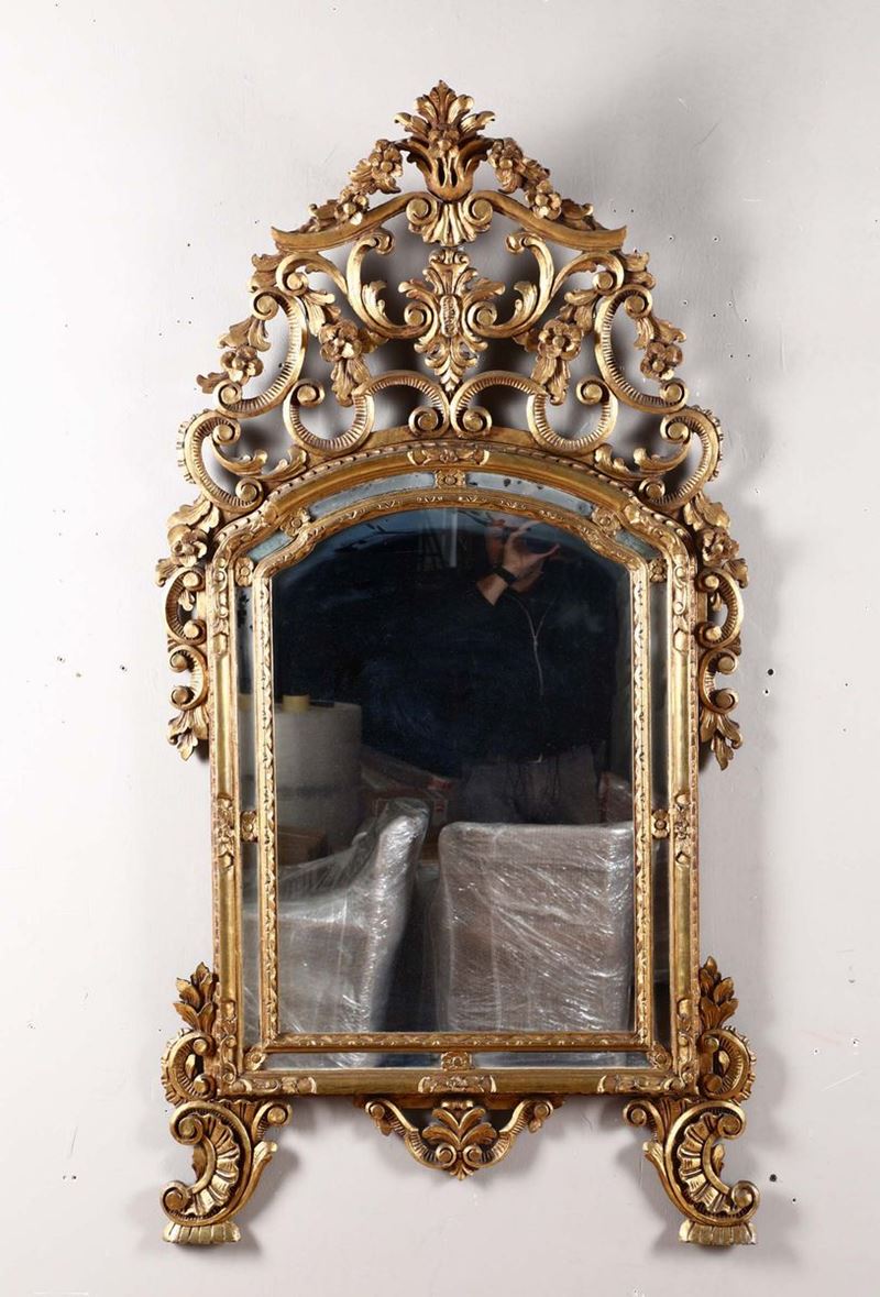 Specchiera in stile Luigi XV in legno intagliato e dorato, XIX-XX secolo  - Asta Antiquariato - Cambi Casa d'Aste