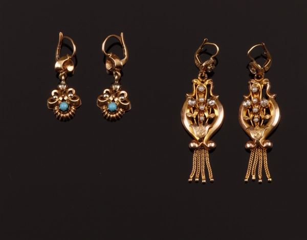 Lotto composto da due paia di orecchini con turchesi, perline e rose di diamante