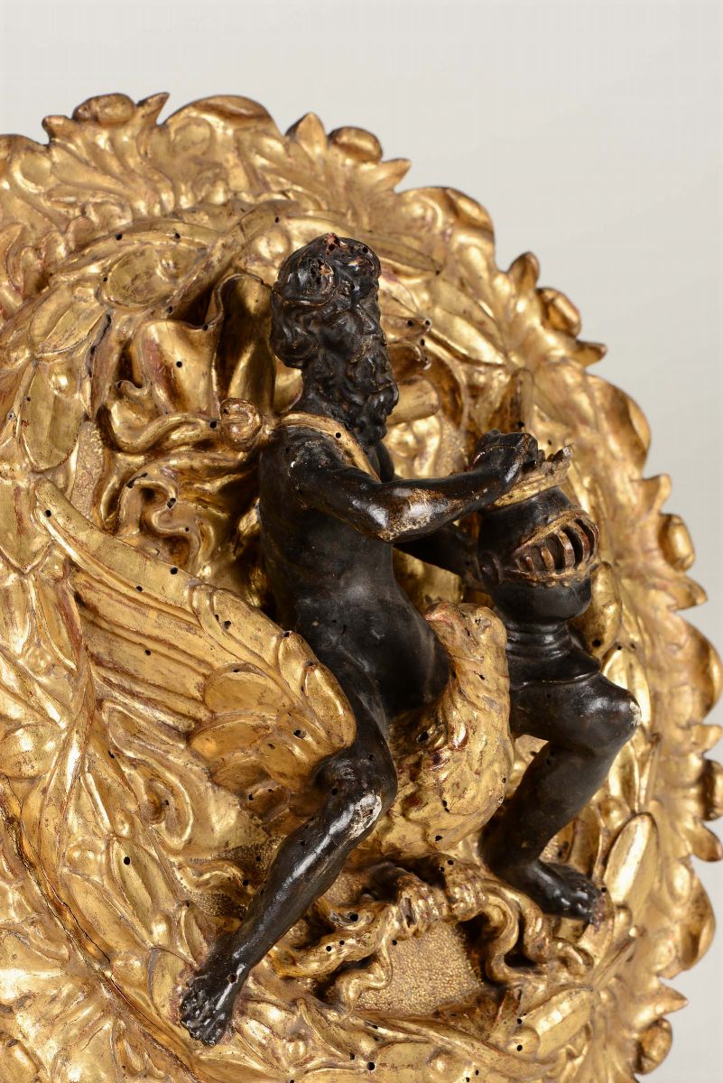 Ovale in Legno Scolpito, Dorato e Dipinto. Germania o Alto Veneto XVII Secolo