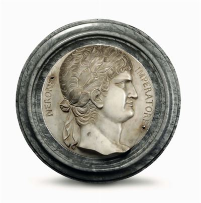 Gruppo di Tre Tondi in Marmo Bianco con Profili di Imperatori. Scultore Barocco Italiano XVII-XVI...