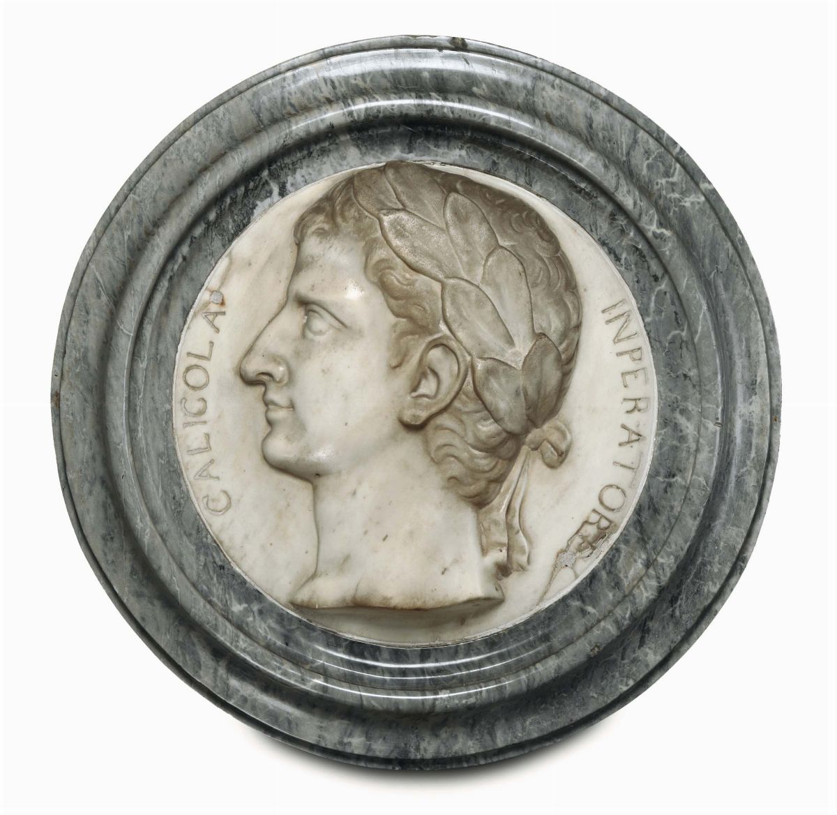 Gruppo di Tre Tondi in Marmo Bianco con Profili di Imperatori. Scultore Barocco Italiano XVII-XVI...