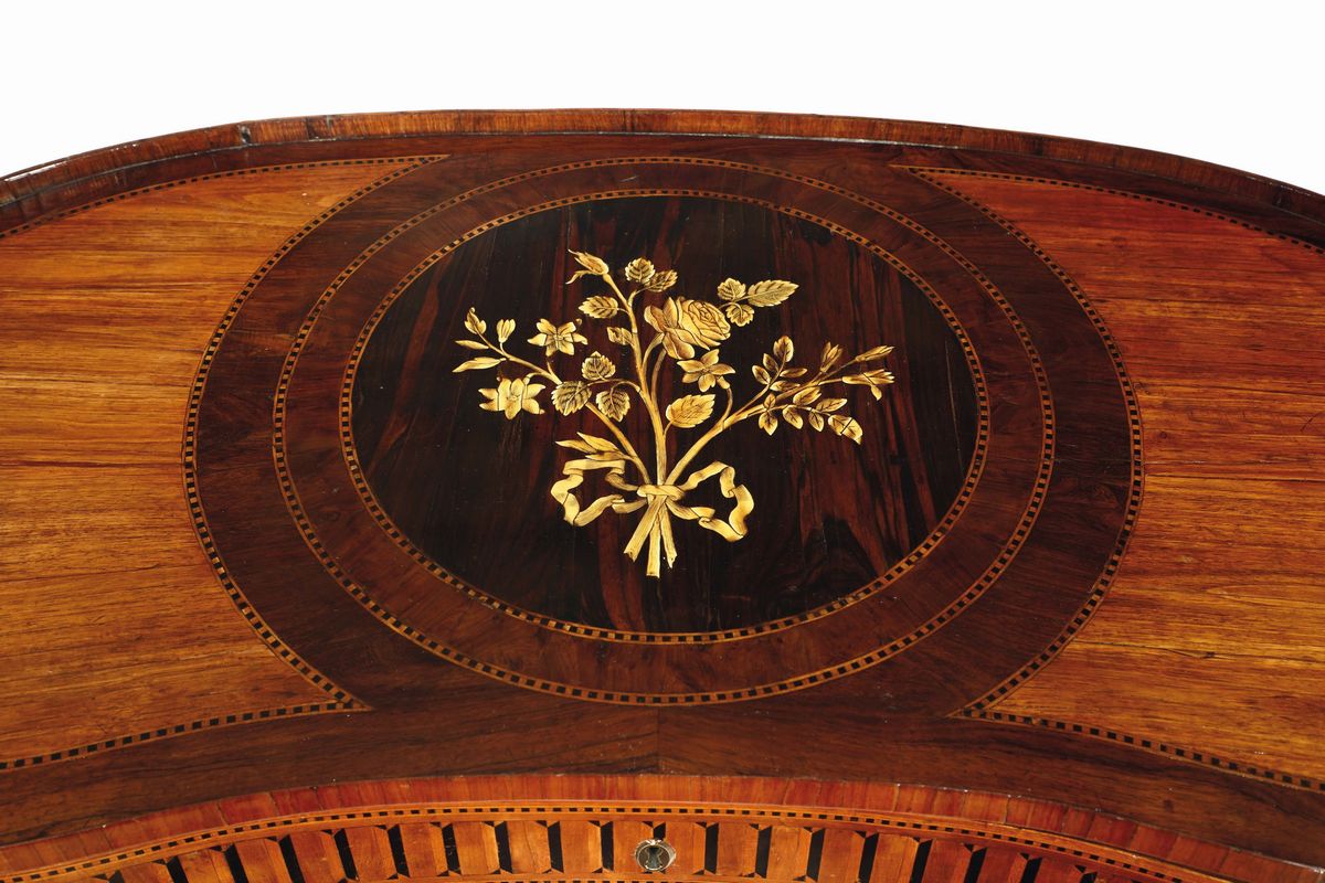 Tavolino a Mezzaluna Lastronato ed Intarsiato in Legno di Noce, Bios De Rose e Violetto, Ebano, B...