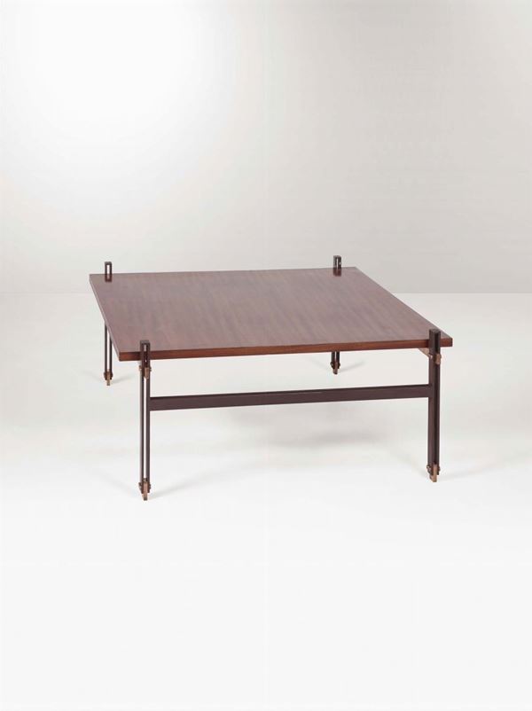 Tavolo basso con piano in legno e supporti in metallo.