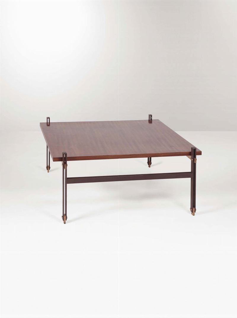 Tavolo basso con piano in legno e supporti in metallo.  - Auction Design - Cambi Casa d'Aste