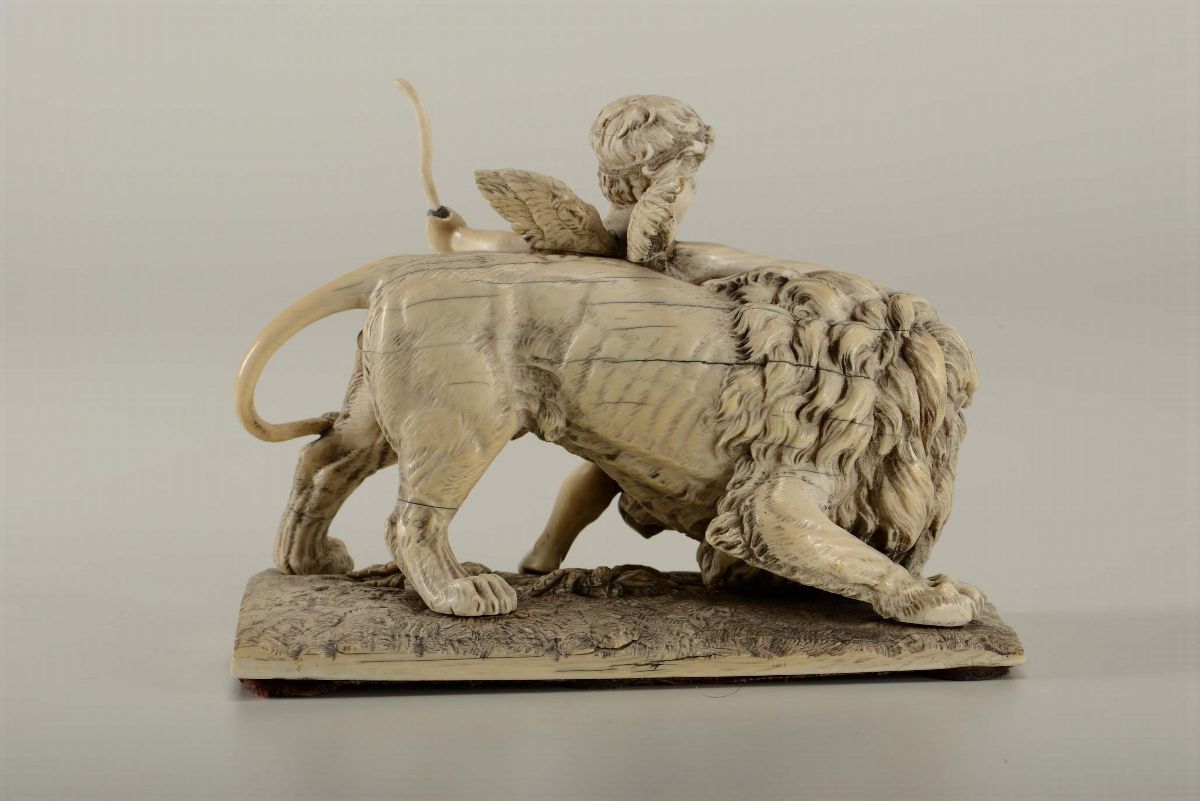 Gruppo in Avorio Raffigurante Cupido e il Leone. Francia (dieppe?) Fine del XIX Secolo