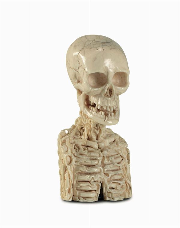 Memento mori in avorio scolpito a foggia di busto scheletrico divorato dai vermi. Germania (?) XVIII-XIX  [..]