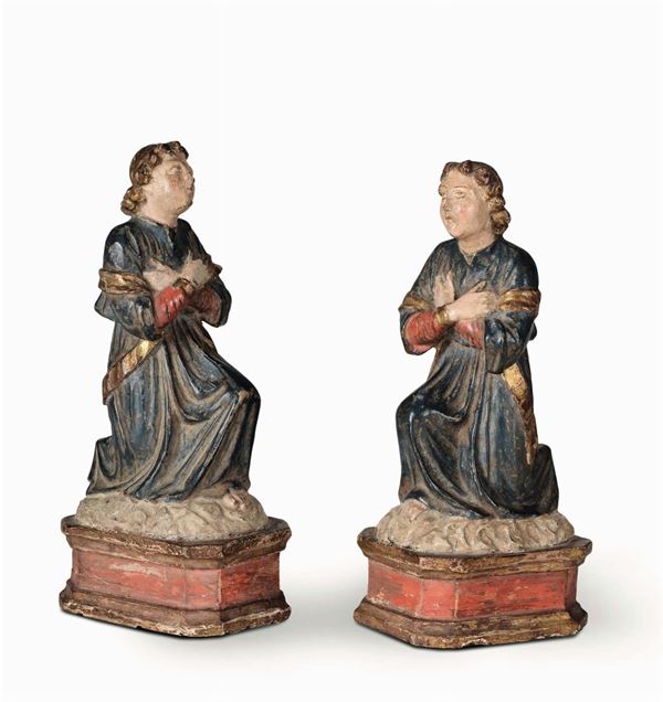 A pair of praying figures in polychrome wood and gilded wood. School from Veneto, likely 16th-17th century
