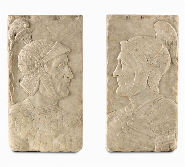 Due profili di guerrieri con elmo, bassorilievo in marmo, probabile XVI secolo