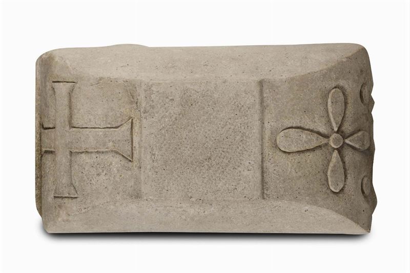Pulvino medievale in pietra, Italia XII secolo  - Asta Scultura e Oggetti d'Arte - Cambi Casa d'Aste