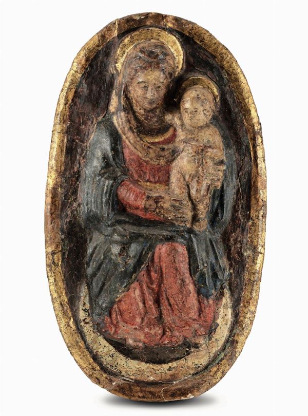 Rilievo ovale raffigurante Madonna con Bambino in cartapesta dipinta e dorata. Plasticatore rinascimentale toscano del XVI secolo