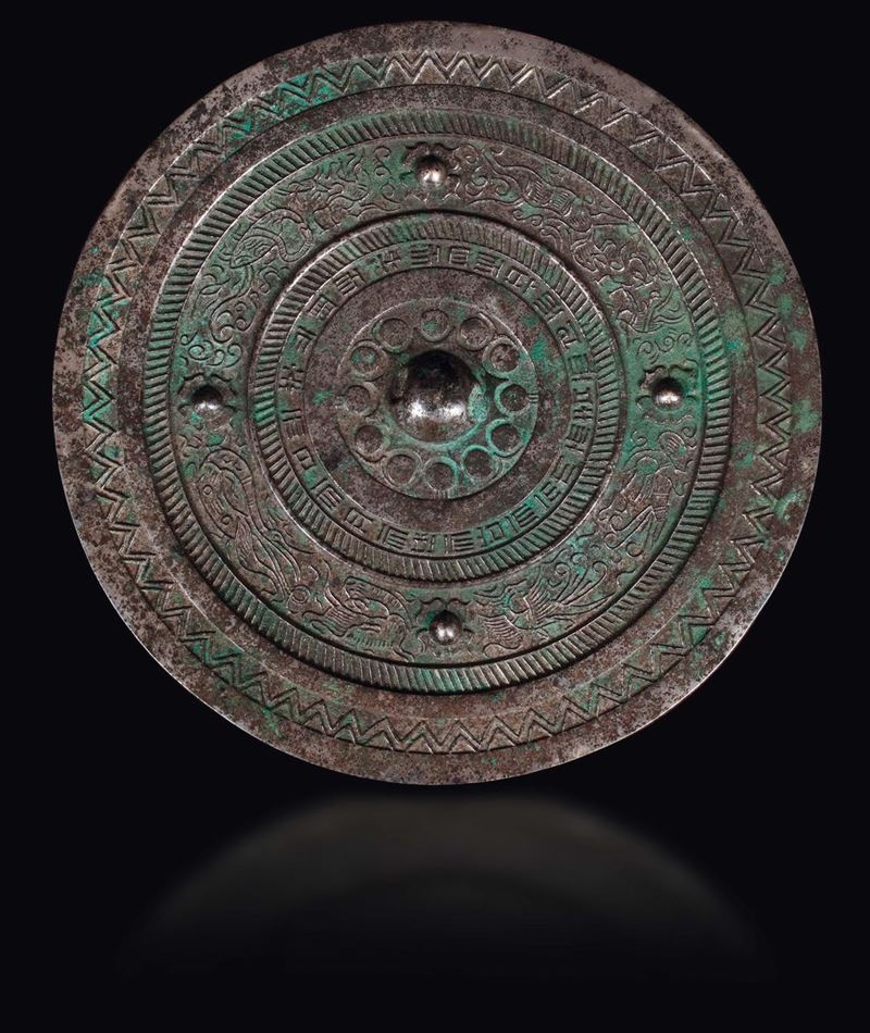 Specchio Bo Ju in bronzo sbalzato, Cina, Dinastia Han (206 a.C.- 220 d.C.)  - Asta Fine Chinese Works of Art - Cambi Casa d'Aste