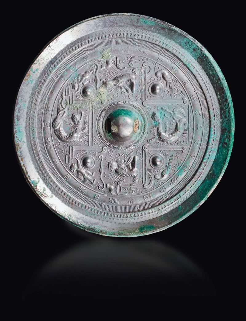 Specchio Bo Ju in bronzo sbalzato, Cina, Dinastia Han (206 a.C.- 220 d.C.)  - Asta Fine Chinese Works of Art - Cambi Casa d'Aste