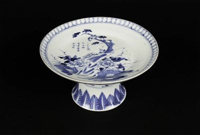 Alzatina in Porcellana Bianca e Blu a Decoro Naturalistico con Iscrizioni, Cina, Dinastia Qing, X...