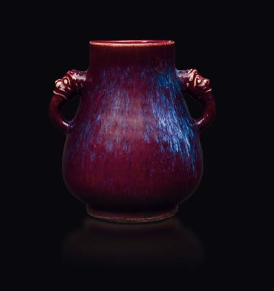 Vaso in Porcellana Flambé a Fondo Viola con Manici a Guisa di Testa D'elefante, Cina, Dinastia Qi...