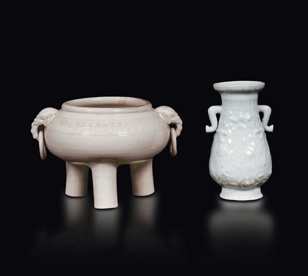 Lotto di due Blanc de Chine, un vaso ed un incensiere, Cina, Dinastia Qing, XVIII secolo
