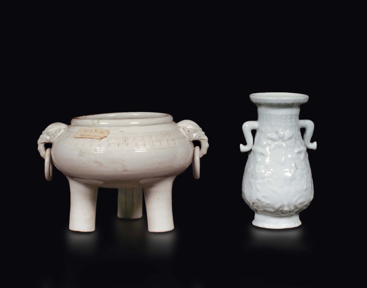 Lotto di Due Blanc De Chine, un Vaso ed un Incensiere, Cina, Dinastia Qing, XVIII Secolo