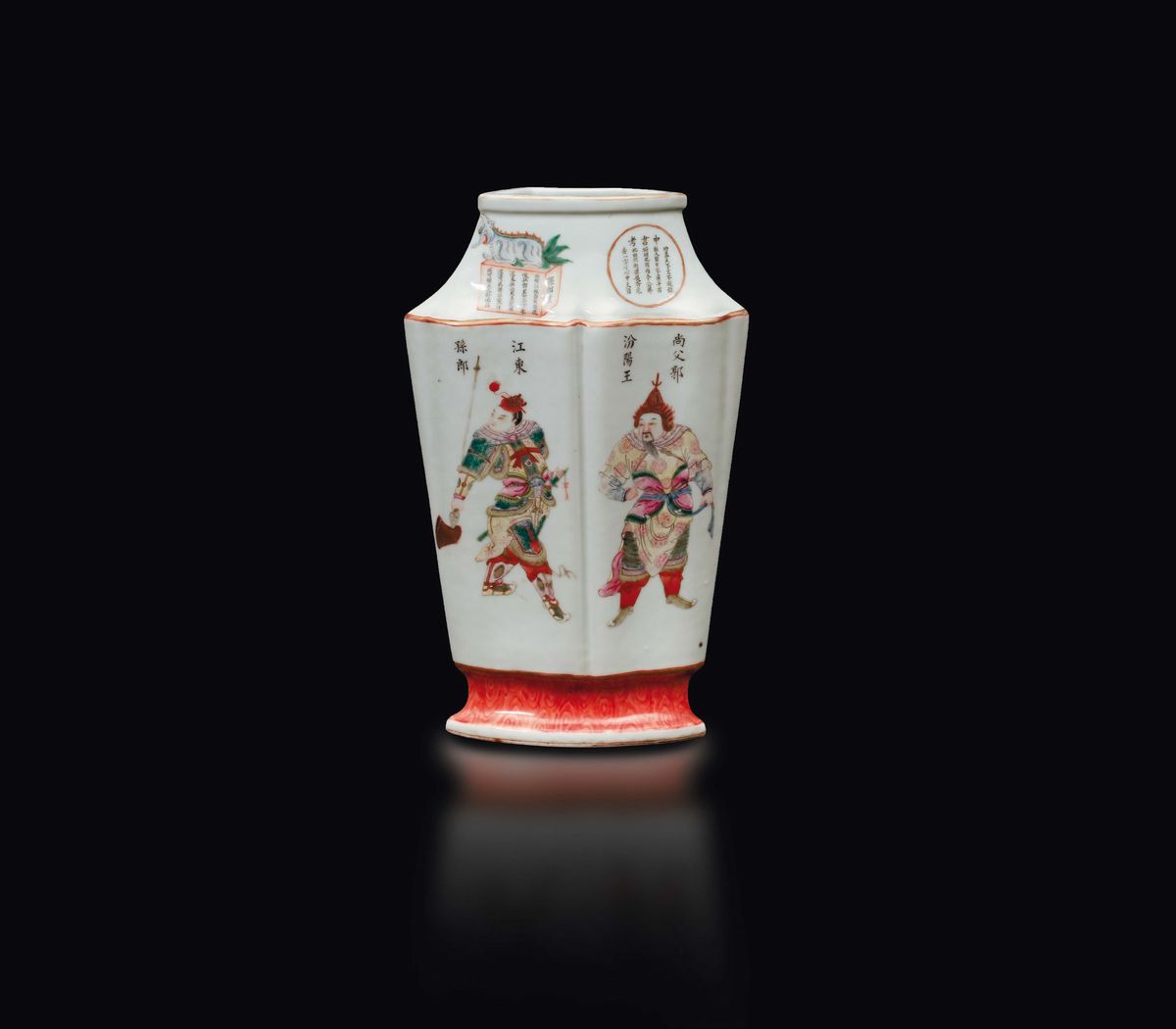 Vaso in Porcellana a Smalti Policromi con Guerrieri, Guanyin ed Iscrizioni, Cina, Dinastia Qing, ...
