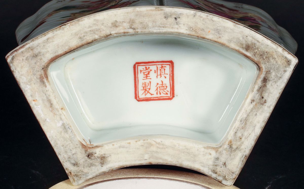 Vaso in Porcellana a Smalti Policromi con Guerrieri, Guanyin ed Iscrizioni, Cina, Dinastia Qing, ...