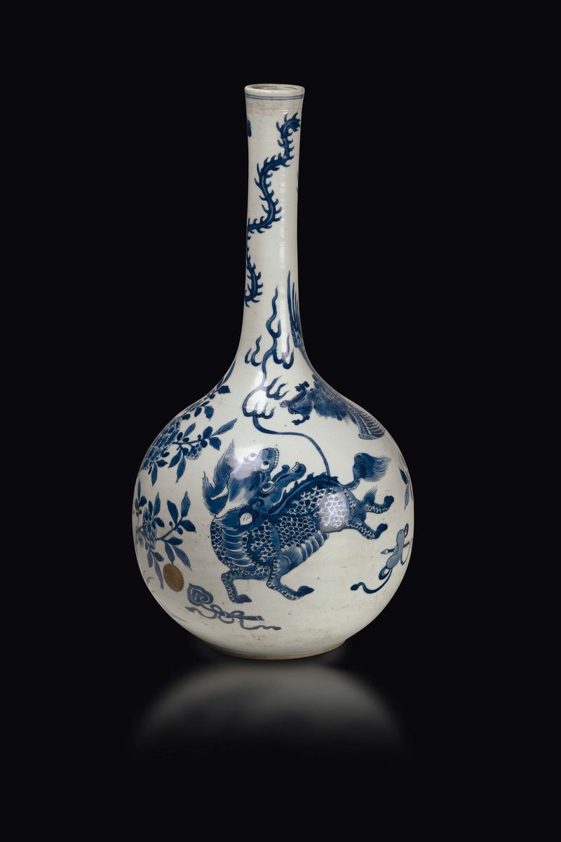 Vaso a bottiglia in porcellana bianca e blu, Cina, Dinastia Qing, epoca Qianlong (1736-1795)  - Asta Fine Chinese Works of Art - Cambi Casa d'Aste