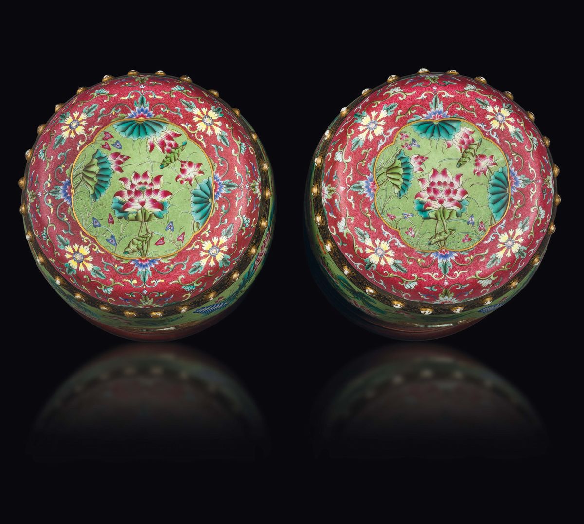Coppia di Garden Seats in Porcellana Famiglia Rosa con Decoro di Fiori di Loto, Cina, Inizio XX S...