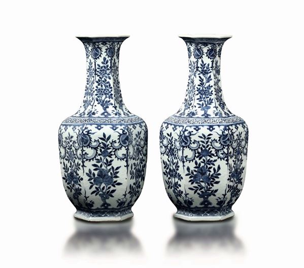 A pair of blue and white pocelain vases, China, Qing Dynasty, 19th century
