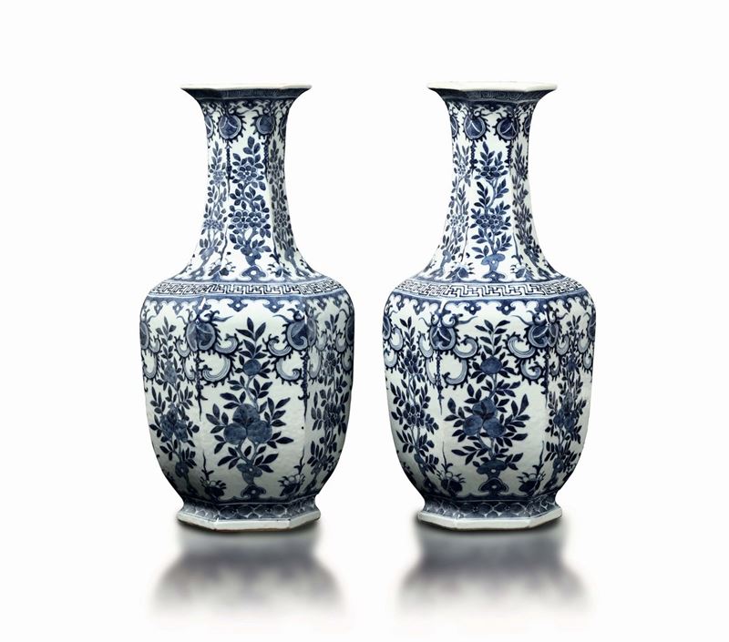 Coppia di vasi in porcellana bianca e blu, Cina, Dinastia Qing, XIX secolo  - Asta Fine Chinese Works of Art - Cambi Casa d'Aste