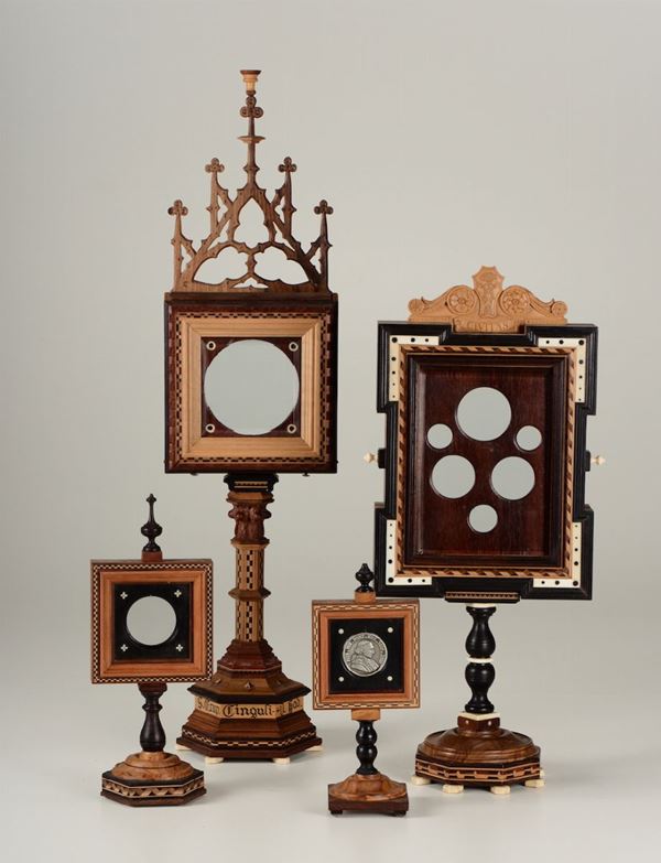 Insieme di quattro medaglieri a tabella in varie essenze di legni pregiati. Ebanista Raffaele Muzi, Italia, seconda metà del XX secolo