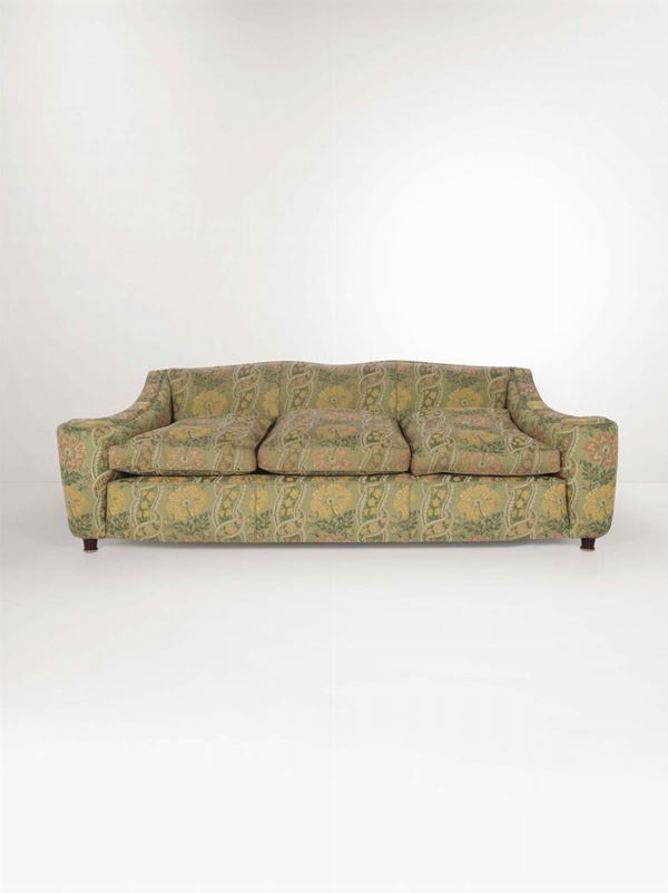 Salotto composto da una coppia di poltrone e da un divano con struttura in legno, rivestimento in tessuto e dettagli in ottone.