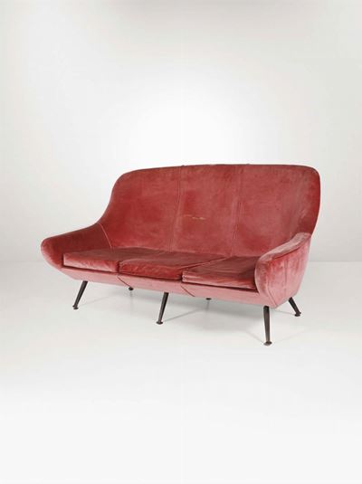 Divano con Struttura in Legno, Rivestimenti in Tessuto e Sostegni in Ottone Laccato.