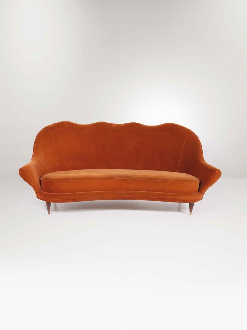 Divano con struttura in legno e rivestimento in tessuto.  - Asta Design - Cambi Casa d'Aste