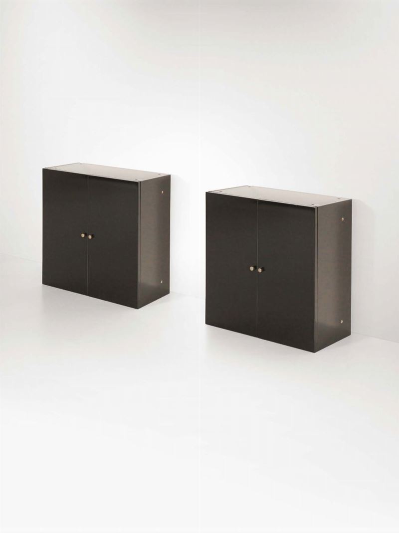 Due mobili contenitori in legno laccato con pomelli in ottone.  - Auction Design - Cambi Casa d'Aste