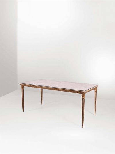 Tavolo con Struttura in Metallo Dorato e Piano in Marmo.