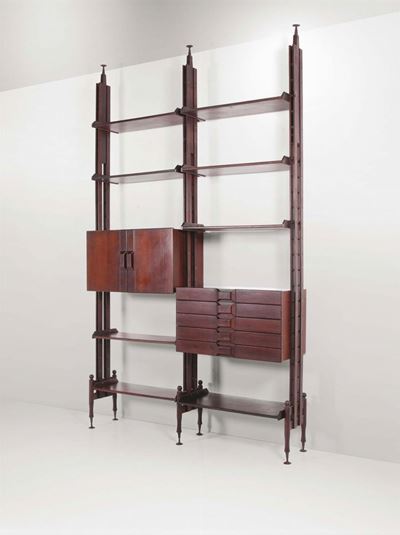 Libreria con Struttrura in Legno e Dettagli in Metallo.