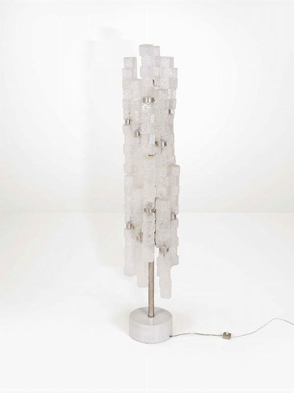 Lampada da terra con base in marmo, struttura in metallo e diffusori in vetro di Murano ad elementi modulari.