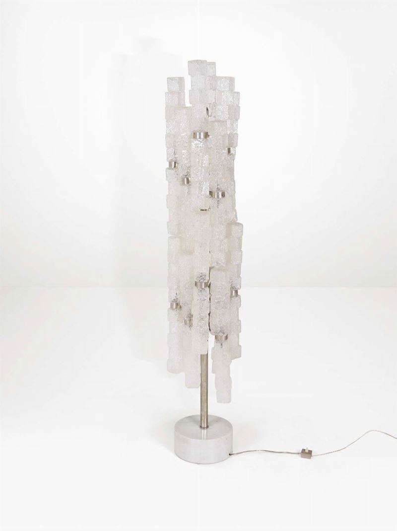 Lampada da terra con base in marmo, struttura in metallo e diffusori in vetro di Murano ad elementi modulari.  - Auction Design - Cambi Casa d'Aste