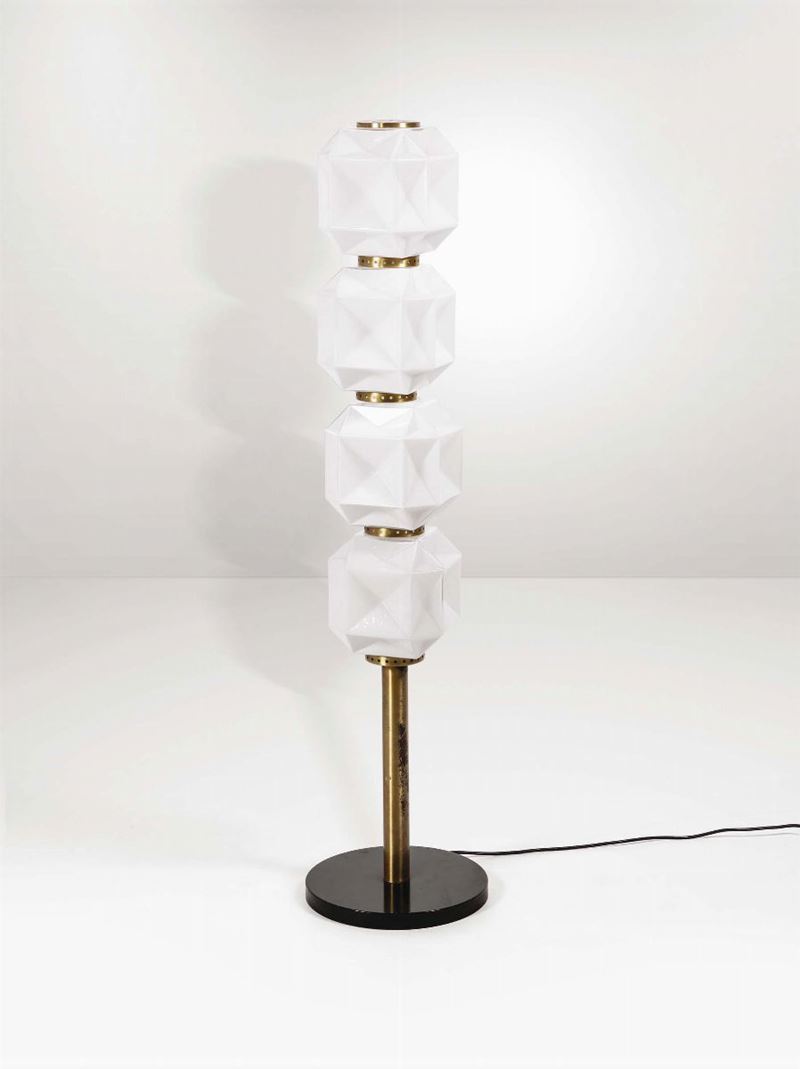 Lampada da terra con struttura in ottone, base in metallo laccato e diffusori in vetro opalino.  - Auction Design - Cambi Casa d'Aste