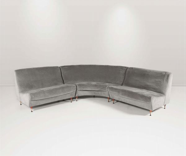 Divano in legno con puntali in ottone e rivestimenti in velluto.