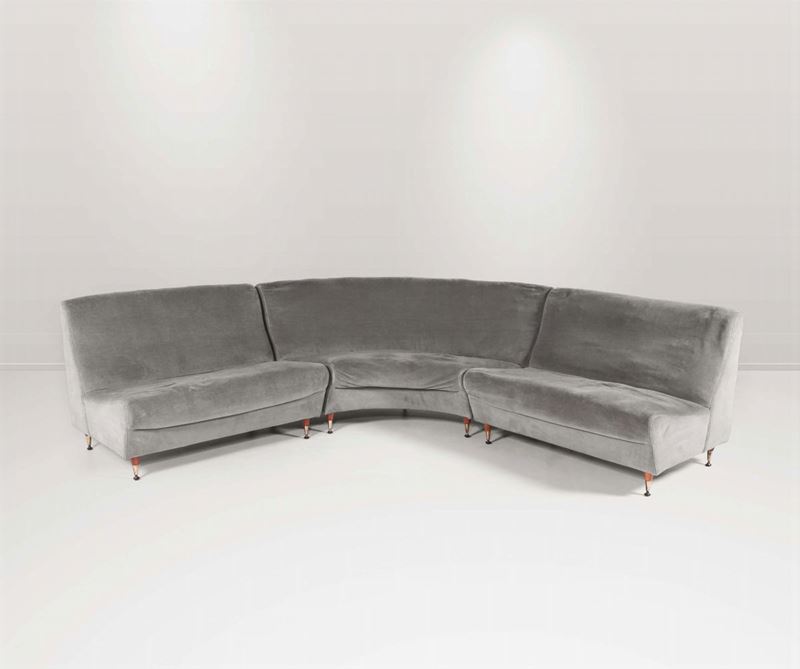 Divano in legno con puntali in ottone e rivestimenti in velluto.  - Asta Design - Cambi Casa d'Aste