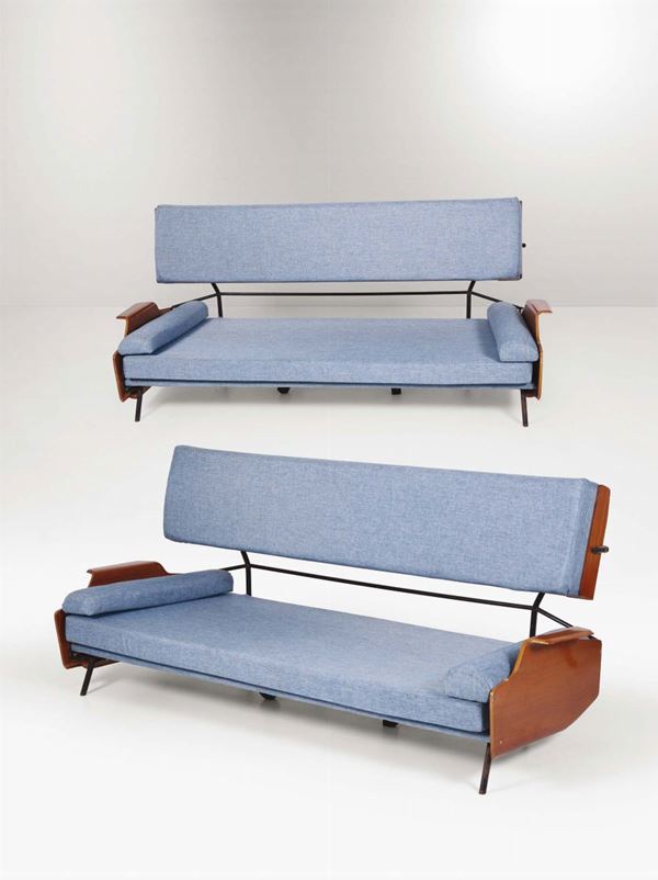 Coppia di divani con struttura in metallo laccato e legno. Rivestimenti in tessuto.
