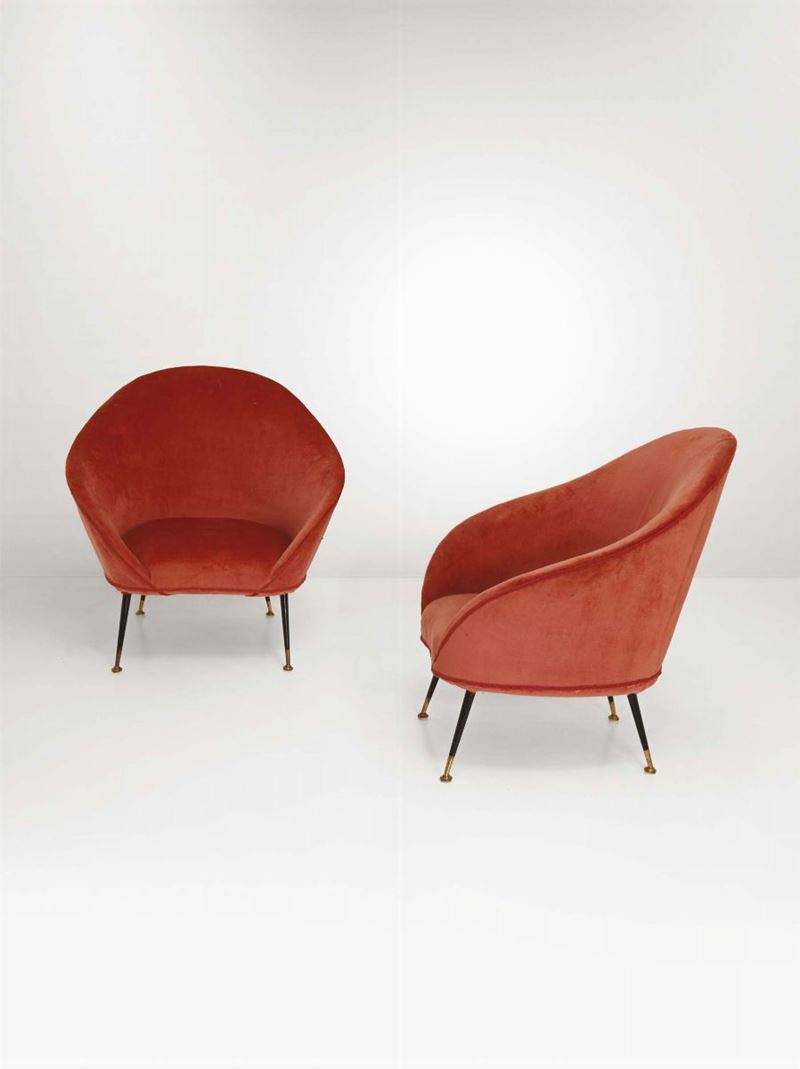 Coppia di poltrone con struttura in legno e rivestimento in tessuto. Supporti in metallo laccato ed ottone lucido.  - Asta Design - Cambi Casa d'Aste