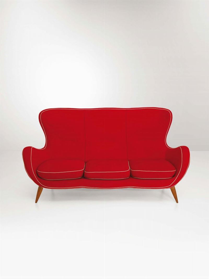 Salotto composto da un divano e due poltrone con struttura in legno e rivestimento in tessuto.  - Auction Design - Cambi Casa d'Aste