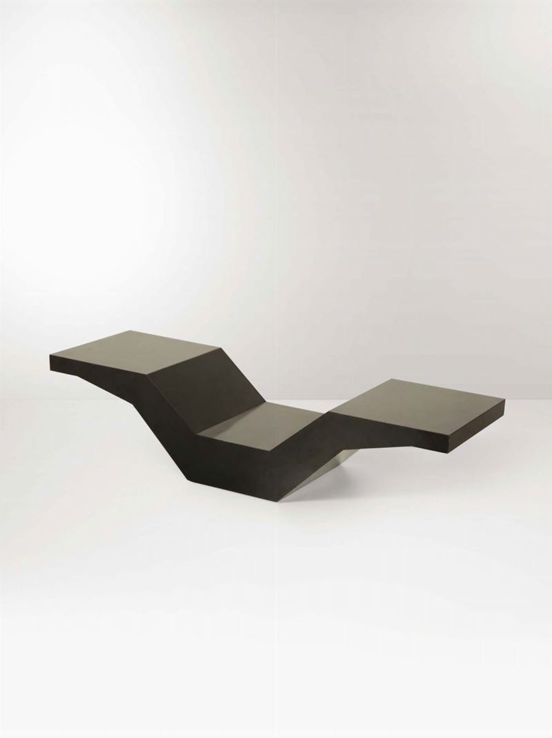 Tavolo d’appoggio Sabot con struttura in legno e rivestimenti in laminato  - Asta Design - Cambi Casa d'Aste