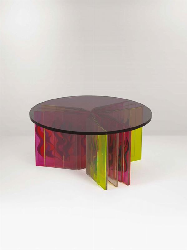 Tavolo basso con struttura in plexyglass colorato.