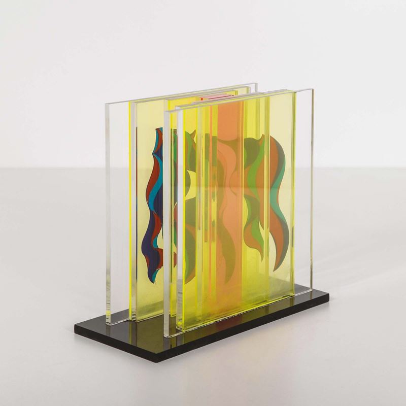 Oggetto decorativo in plexyglass. Prod. Italia, 1970 ca.  - Asta Design - Cambi Casa d'Aste