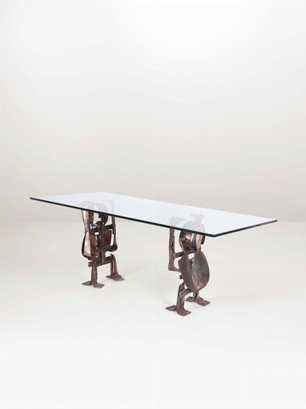 Tavolo con supporti in bronzo e piano in vetro.