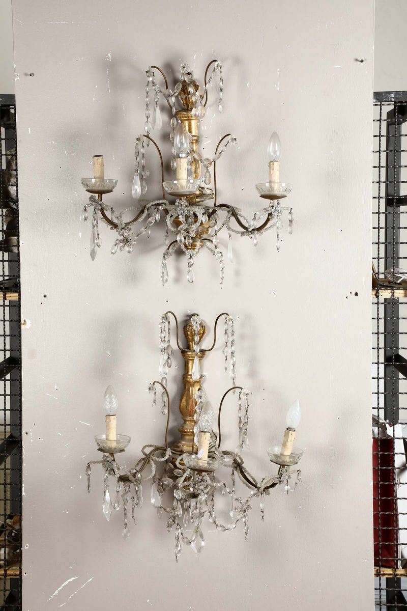 Coppia di appliques con cristalli a tre luci, XIX secolo  - Asta Antiquariato - Cambi Casa d'Aste