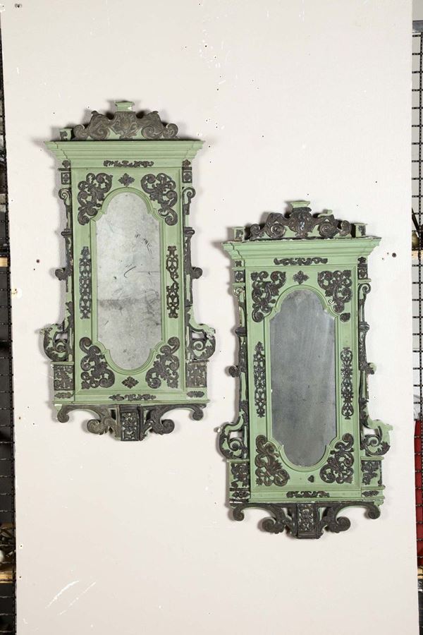 Coppia specchierine in legno laccato con applicazioni in metallo, XIX-XX secolo